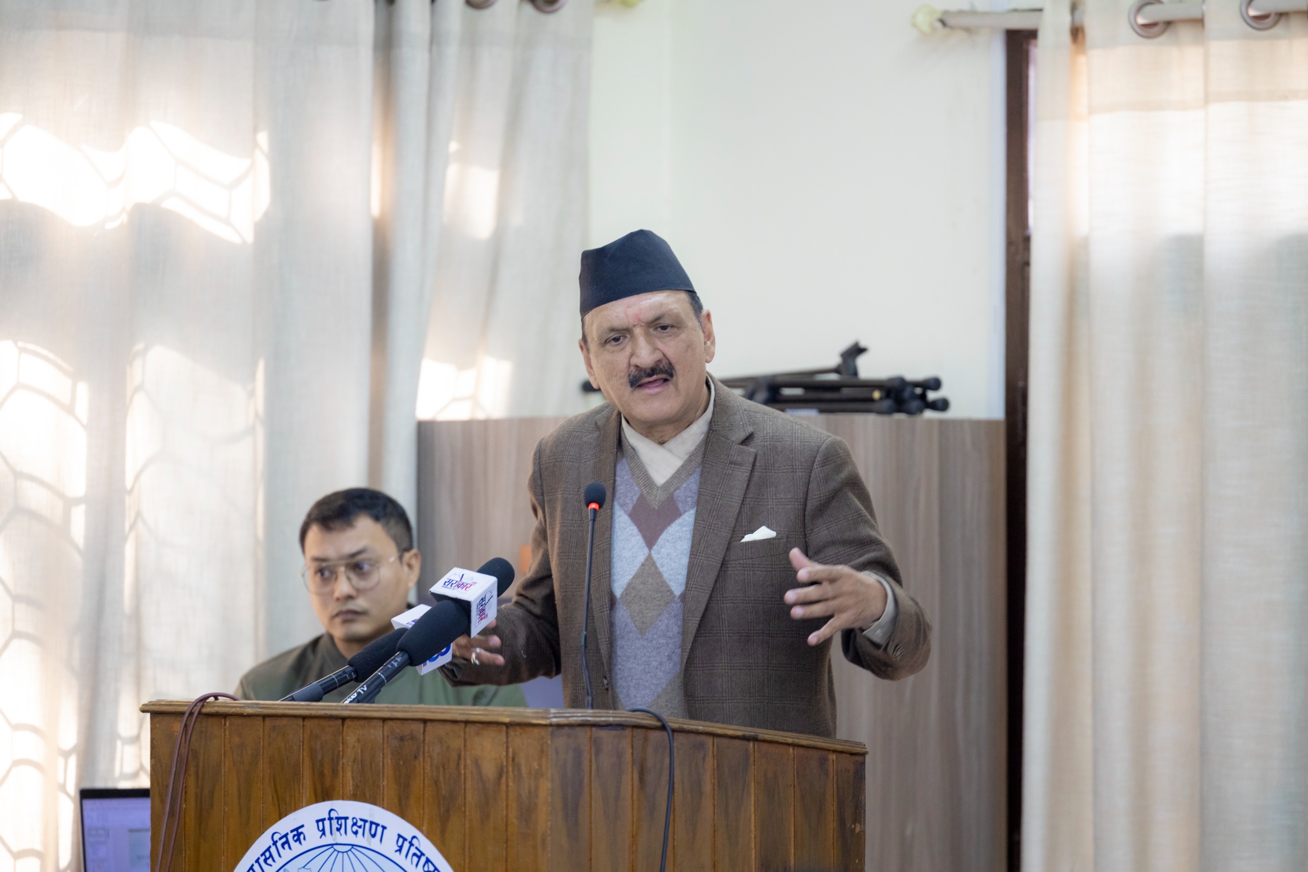 भूकम्प पीडितलाई सुरक्षित गर्ने अभियानमा सरकार गम्भीरः अर्थमन्त्री डा. महत